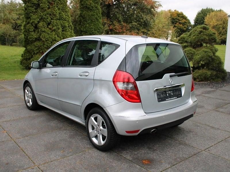 Usado Mercedes A180 Avantgarde 116 CV (85 kW) 2010 Gris / plata Monovolumen