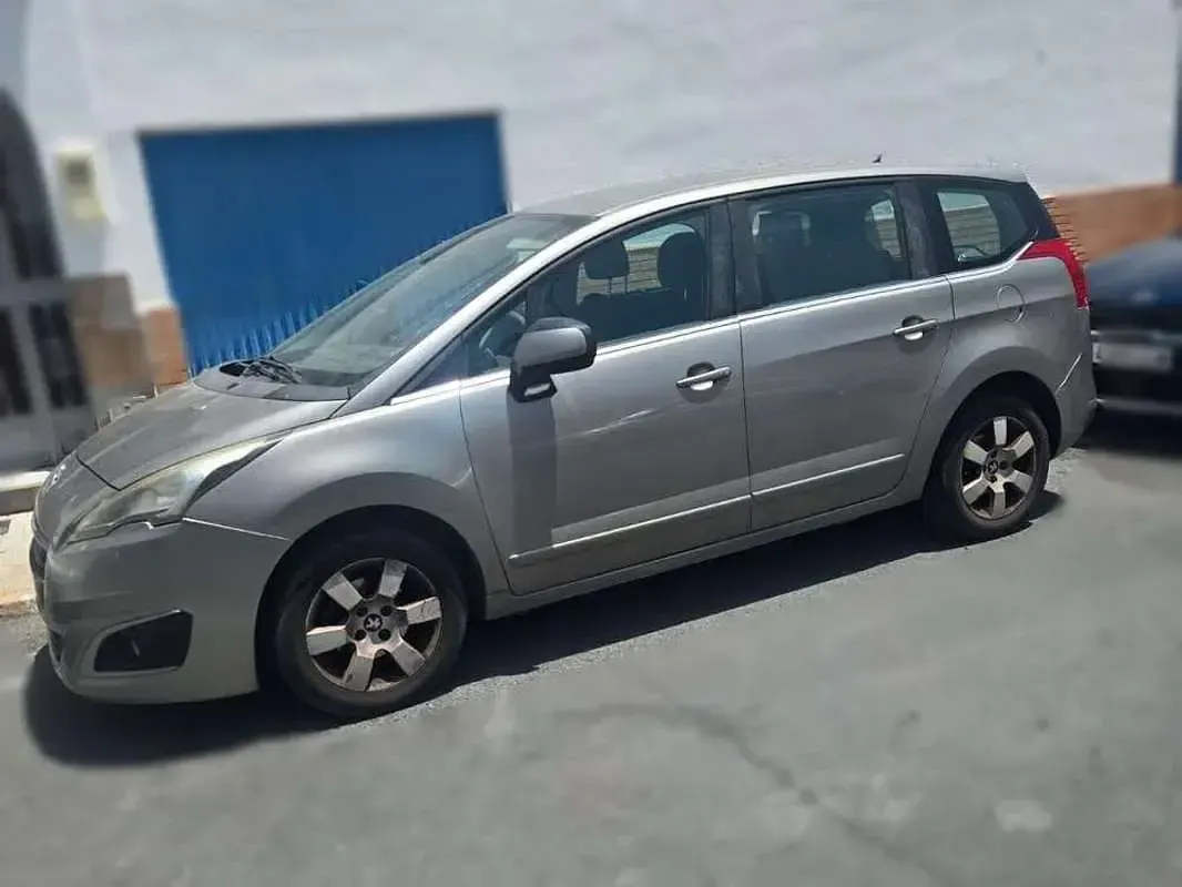 Usado Peugeot 5008 Style 114 CV (83 kW) 2014 Beige Monovolumen