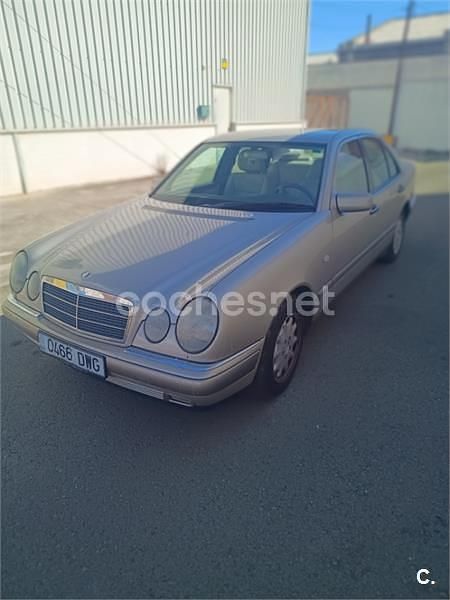 Marrón Usado 1996 Mercedes E230 Elegance Berlina | 3000 € - Imagen 1/4