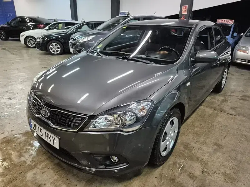 Usado Kia ProCeed Plus 90 CV (66 kW) 2012 Marrón Utilitario