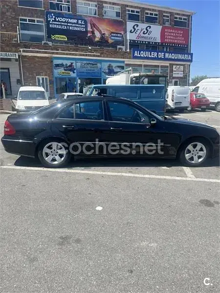 Usado Mercedes E320 Avantgarde 204 CV (150 kW) 2004 Negro Berlina