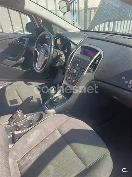 Usado Opel Astra Enjoy 110 CV (80 kW) 2012 Negro Familiar