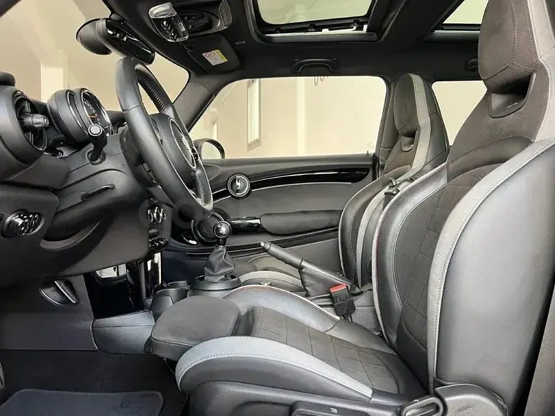 Usado Mini John Cooper Works 231 CV (169 kW) 2022 Negro Utilitario