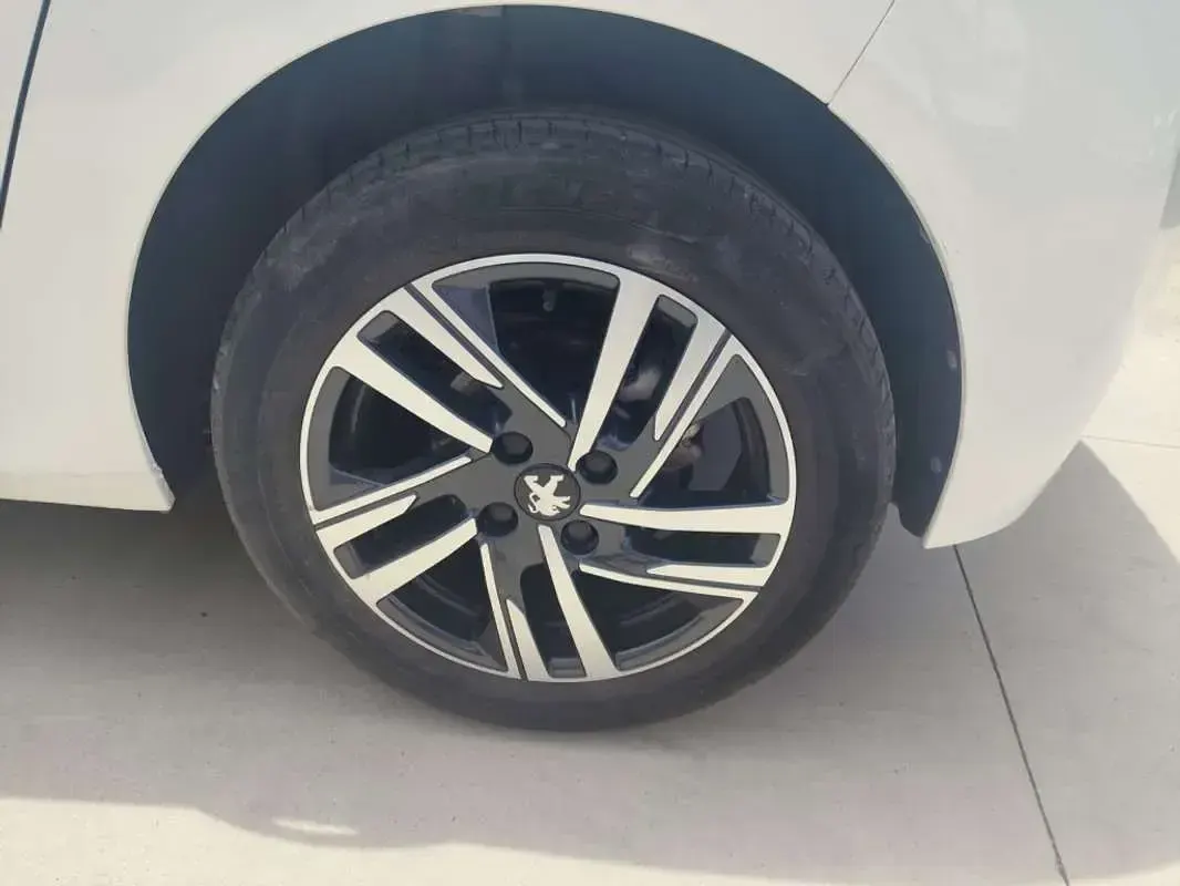 Usado Peugeot 208 Active 102 CV (75 kW) 2022 Blanco Utilitario