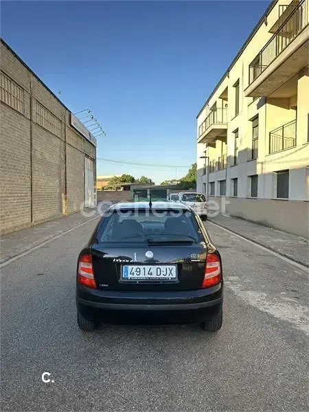 Usado Skoda Fabia 64 CV (47 kW) 2005 Negro Berlina