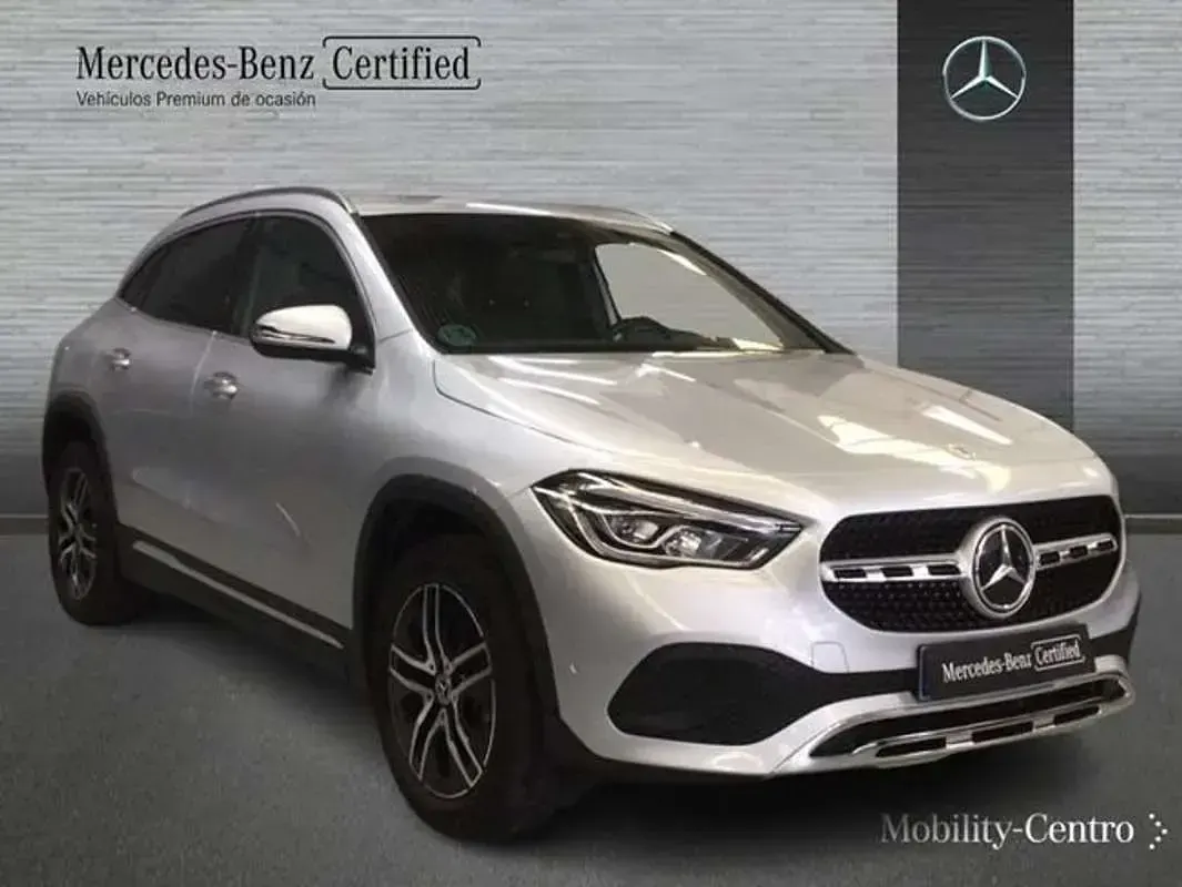 Usado Mercedes GLA180 136 CV (100 kW) 2023 Plateado SUV
