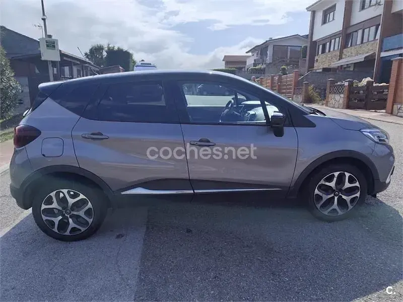 Usado Renault Captur Zen 120 CV (88 kW) 2017 Gris / plata SUV