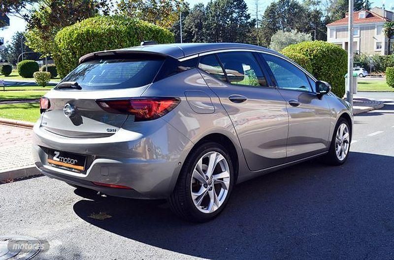 Usado Opel Astra Dynamic 110 CV (80 kW) 2017 Gris / plata Berlina