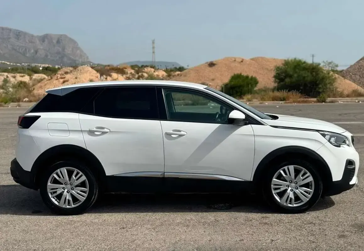 Usado Peugeot 3008 Allure 120 CV (88 kW) 2017 Blanco SUV