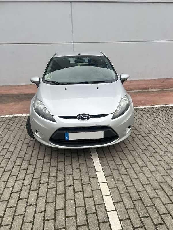 Usado Ford Fiesta Trend 69 CV (50 kW) 2012 Plateado Utilitario