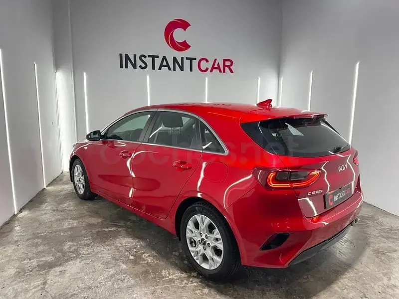 Usado Kia Ceed 100 CV (73 kW) 2022 Rojo Utilitario