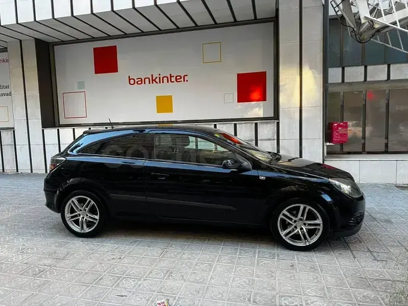 Usado Opel Astra GTC Sport 110 CV (80 kW) 2009 Negro Berlina