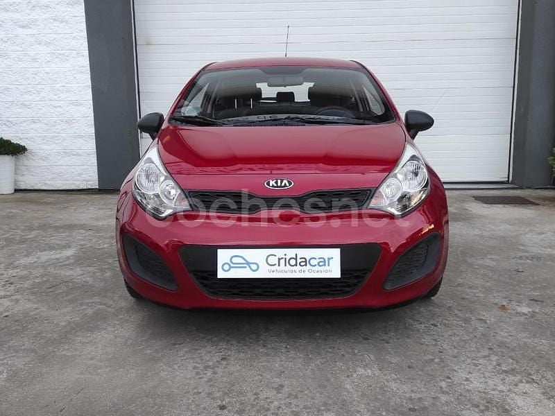 Usado Kia Rio 85 CV (62 kW) 2013 Granate Berlina