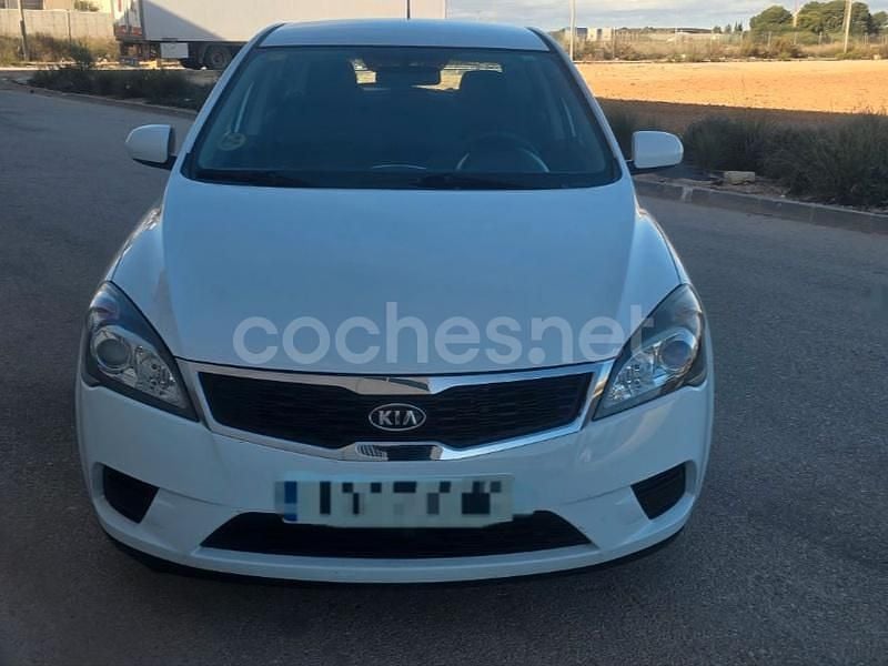 Blanco Usado 2010 Kia Ceed Berlina | 3850 € (Super precio) - Imagen 1/4