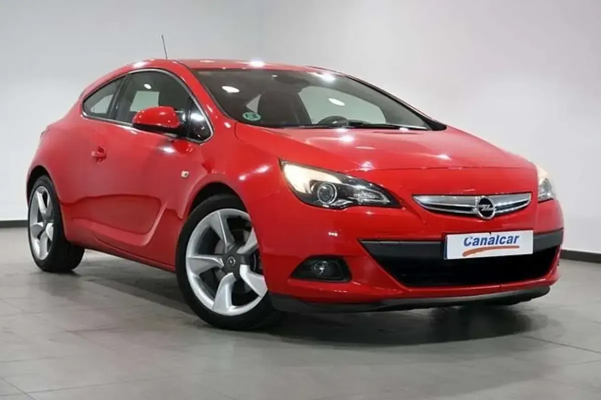 Usado Opel Astra GTC Selective 139 CV (102 kW) 2015 Rojo Berlina