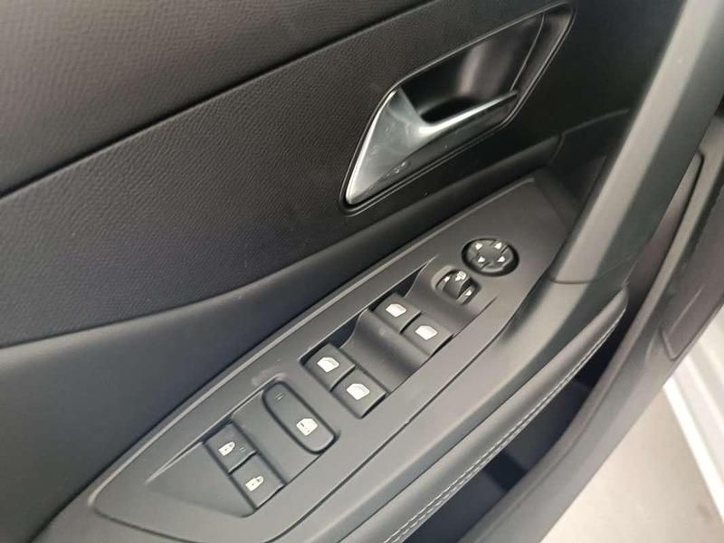 Używany Peugeot 308 Allure 131 KM (96 kW) 2025 Biały Sedan/Limuzyna