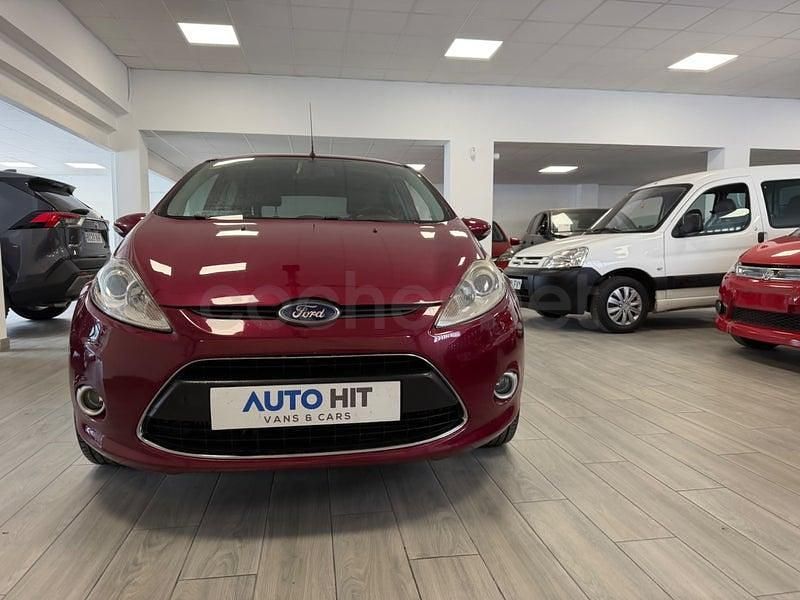 Usado Ford Fiesta Titanium 90 CV (66 kW) 2009 Granate Berlina