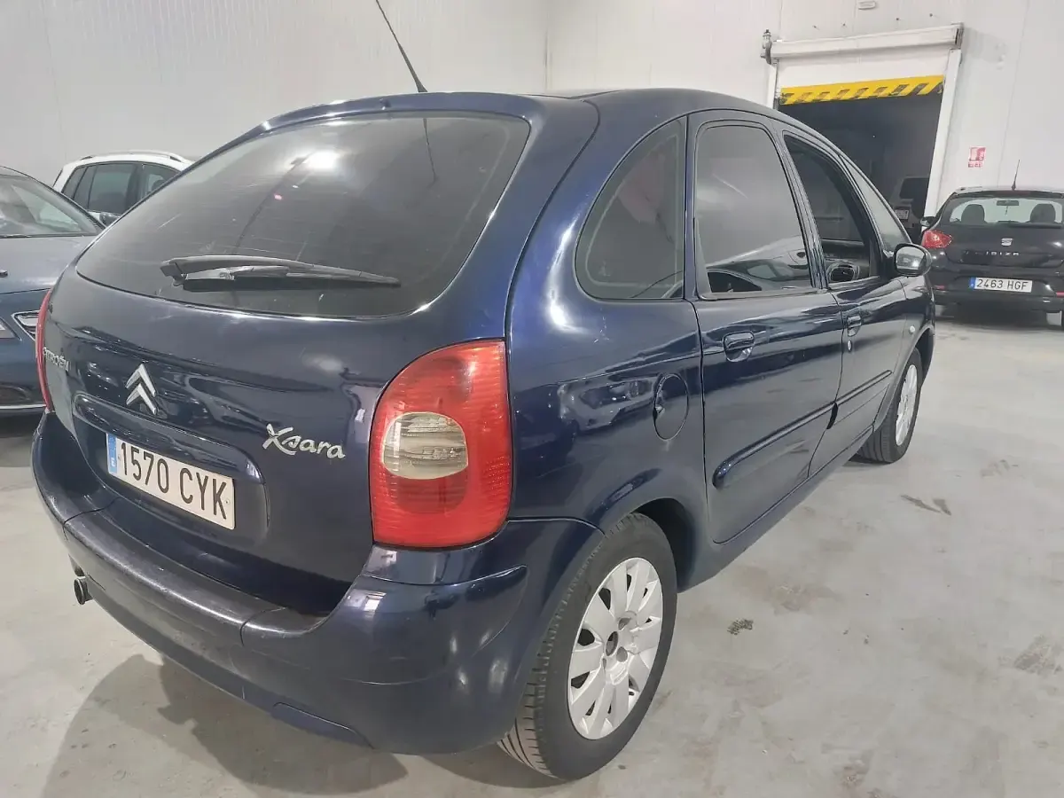 Usado Citroën Xsara Picasso Exclusive 110 CV (80 kW) 2004 Azul Monovolumen