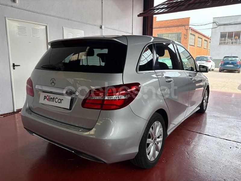 Usado Mercedes B180 109 CV (80 kW) 2018 Gris / plata Monovolumen