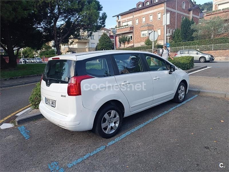 Usado Peugeot 5008 Active 120 CV (88 kW) 2016 Blanco Monovolumen