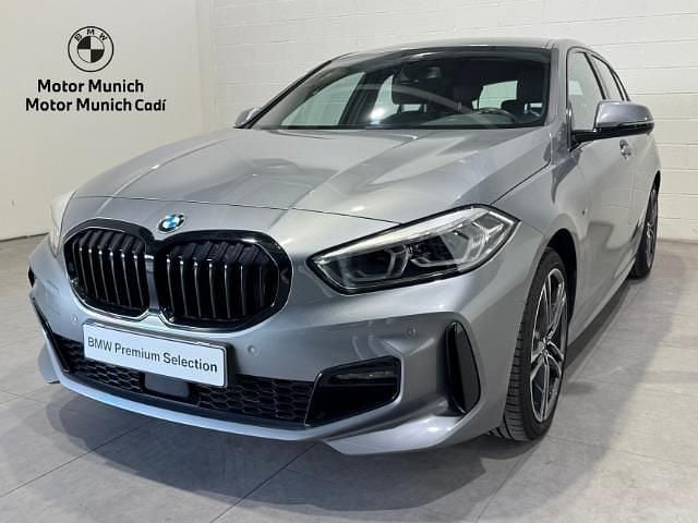 Gris Usado 2023 BMW 118 Comfort Edition Utilitario | 30.390 € (Precio justo) - Imagen 1/4