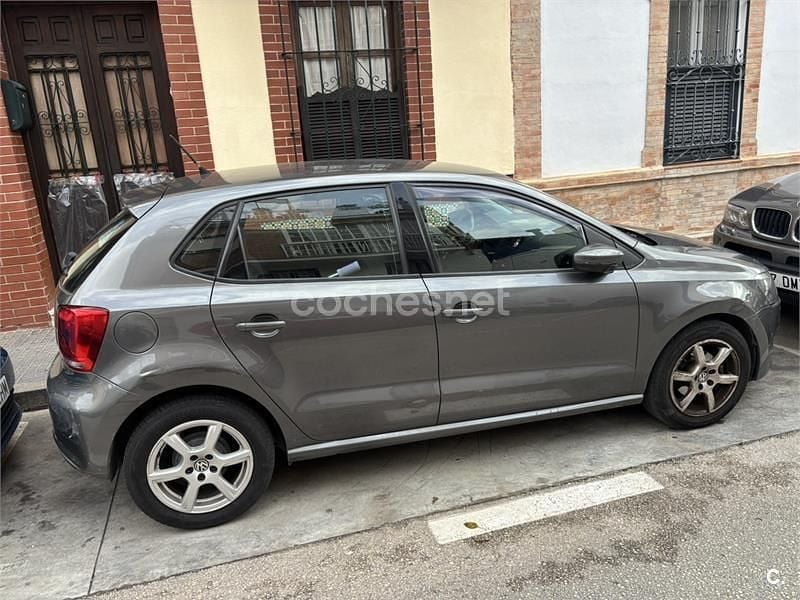 Usado VW Polo Advance 70 CV (51 kW) 2014 Gris / plata Berlina