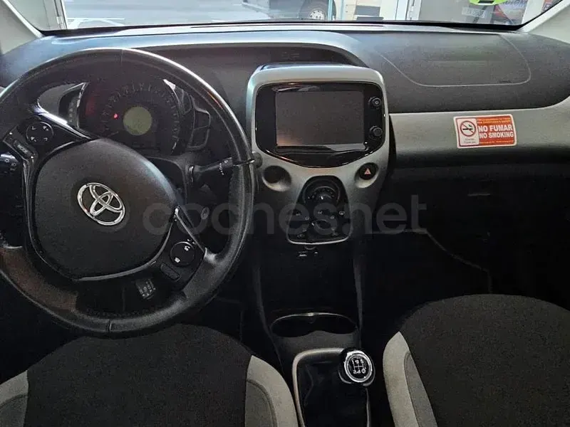 Usado Toyota Aygo X-clusiv 69 CV (50 kW) 2017 Gris / plata Utilitario