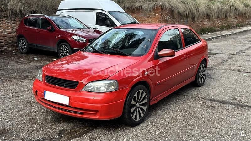 Usado Opel Astra Edition 100 CV (73 kW) 2004 Rojo Berlina