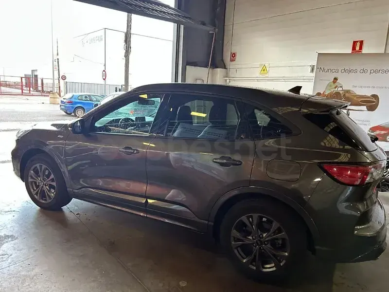 Usado Ford Kuga ST-Line 190 CV (139 kW) 2022 Gris / plata SUV