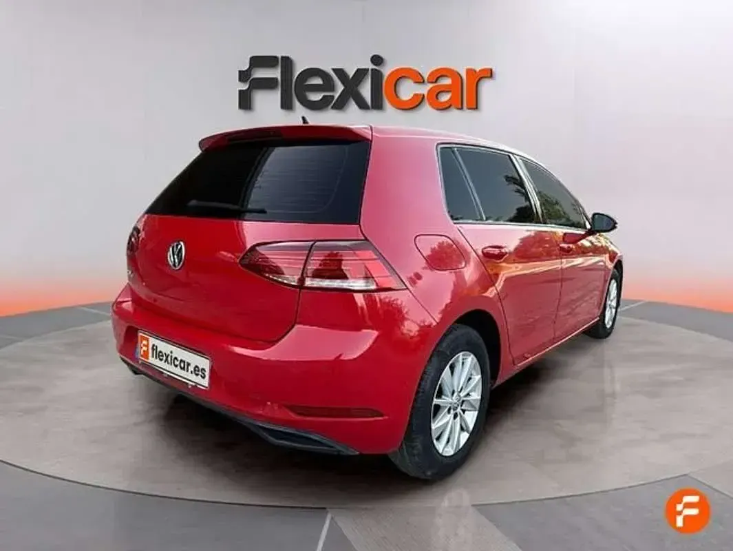 Usado VW Golf VII Advance 110 CV (80 kW) 2018 Rojo Utilitario