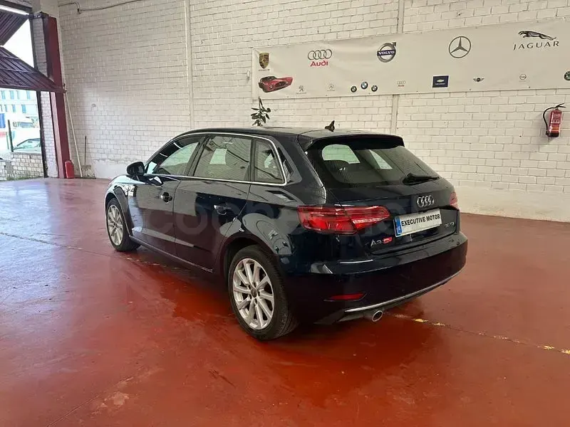 Usado Audi A3 Ambiente 116 HP (85 kW) 2019 Azul Sedan