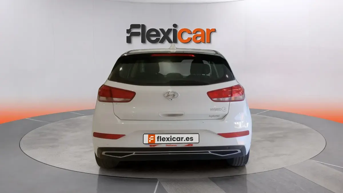 Usado Hyundai i30 120 CV (88 kW) 2021 Blanco Berlina
