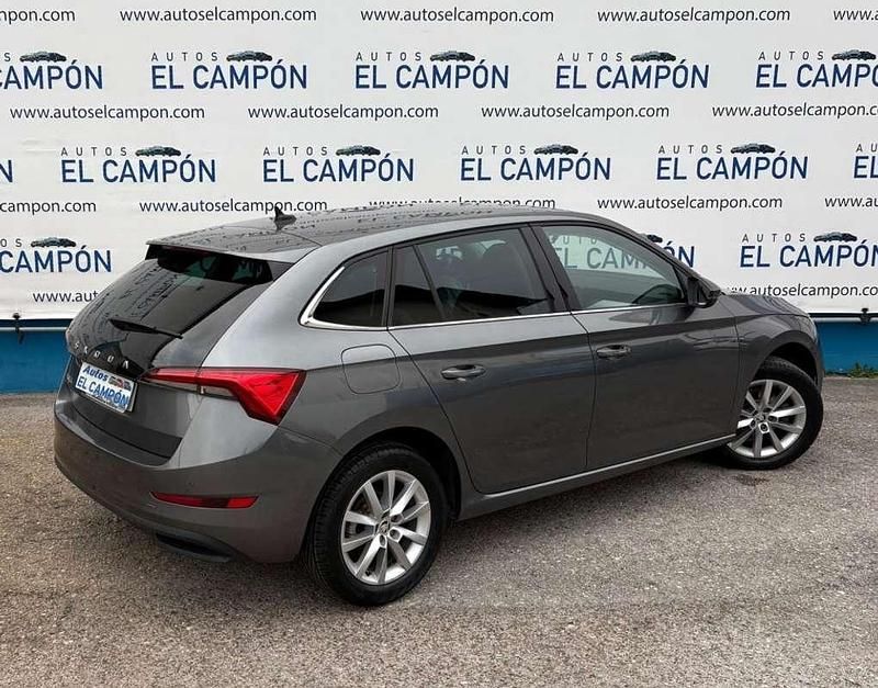 Usado Skoda Scala Ambition 110 CV (80 kW) 2022 Gris Utilitario