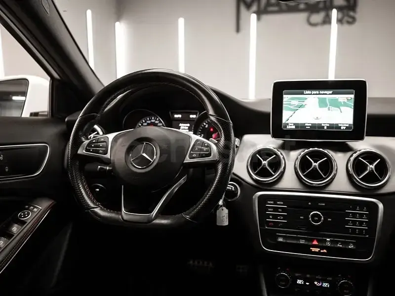 Usado Mercedes GLA220 AMG line 177 CV (130 kW) 2016 Blanco SUV