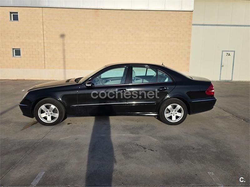 Negro Usado 2006 Mercedes E320 Classic Berlina | 9000 € (Precio justo) - Imagen 1/4