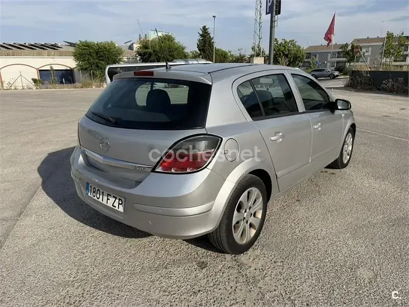 Usado Opel Astra Enjoy 100 CV (73 kW) 2008 Gris / plata Berlina