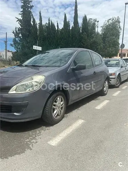 Usado Renault Clio II Authentique 75 CV (55 kW) 2006 Gris / plata Berlina