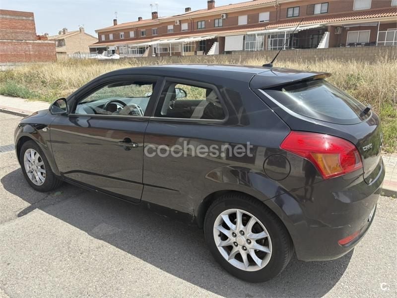Negro Usado 2009 Kia ProCeed Active Utilitario | 3200 € (Precio justo) - Imagen 1/4