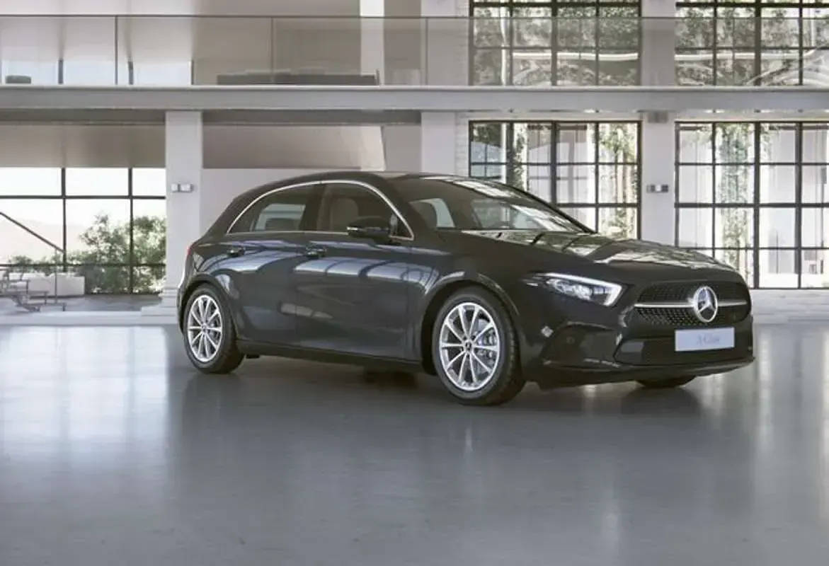 Usado Mercedes A180 136 CV (100 kW) 2020 Negro Utilitario