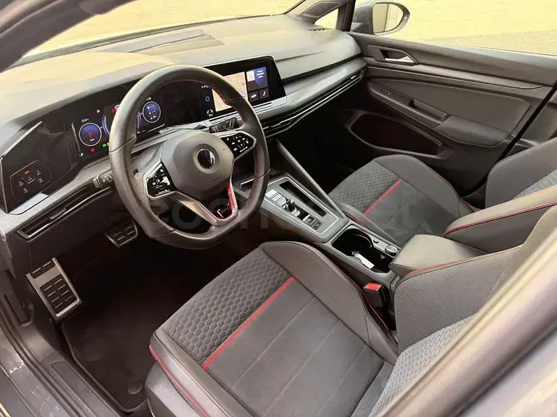 Usado VW Golf VIII GTI Clubsport 301 CV (221 kW) 2022 Gris / plata Berlina