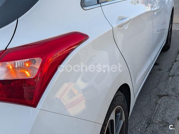 Usado Hyundai i30 90 CV (66 kW) 2015 Blanco Berlina