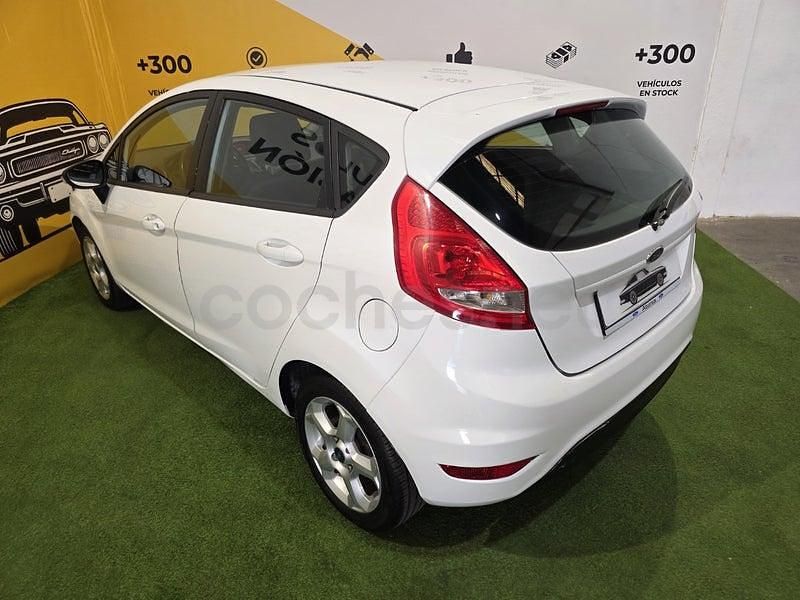 Usado Ford Fiesta Trend 82 CV (60 kW) 2011 Blanco Utilitario