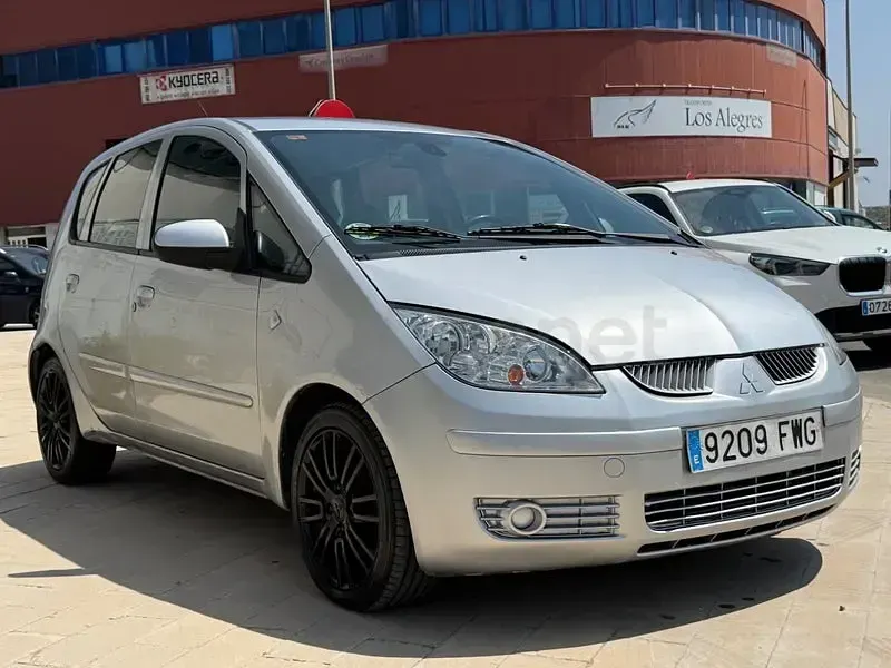 Usado Mitsubishi Colt Invite 95 CV (69 kW) 2007 Gris / plata Monovolumen