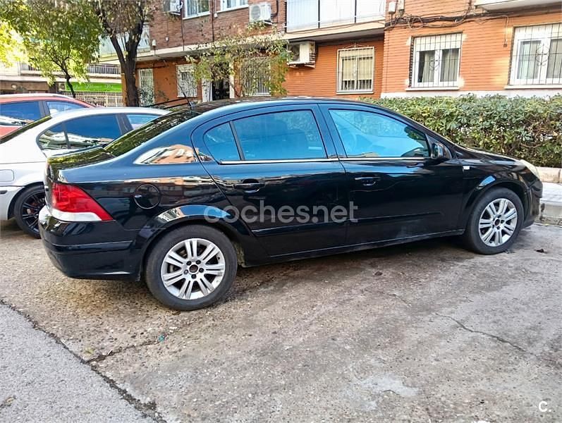 Usado Opel Astra Edition 110 CV (80 kW) 2009 Negro Berlina