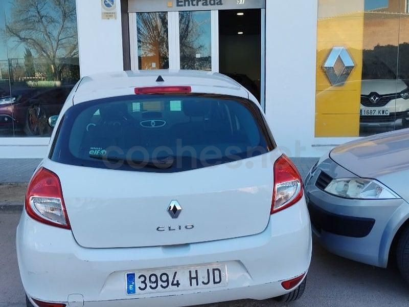 Usado Renault Clio IV 75 CV (55 kW) 2012 Blanco Berlina