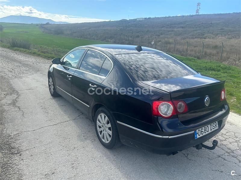 Usado VW Passat Highline 140 CV (102 kW) 2005 Negro Berlina