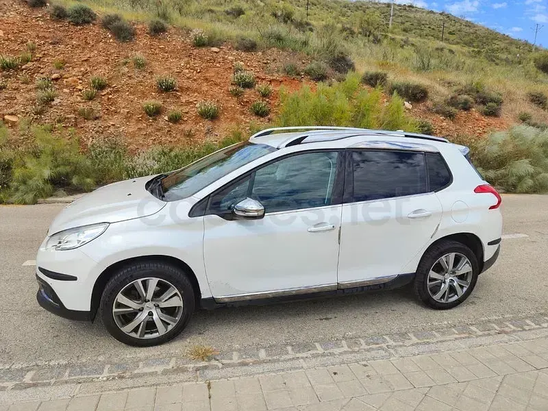 Usado Peugeot 2008 Allure 110 CV (80 kW) 2016 Blanco SUV