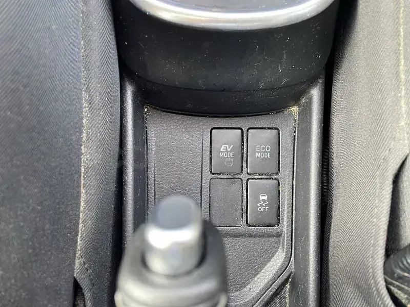 Usado Toyota Yaris Hybrid Active 100 CV (73 kW) 2019 Blanco Berlina