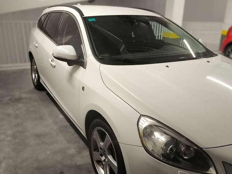 Begagnad Volvo V60 Momentum 215 HK (158 kW) 2011 Vit Kombi