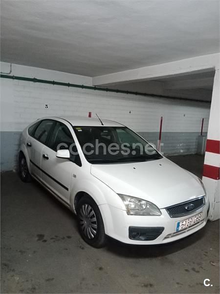Usado Ford Focus Trend 90 CV (66 kW) 2005 Blanco Berlina